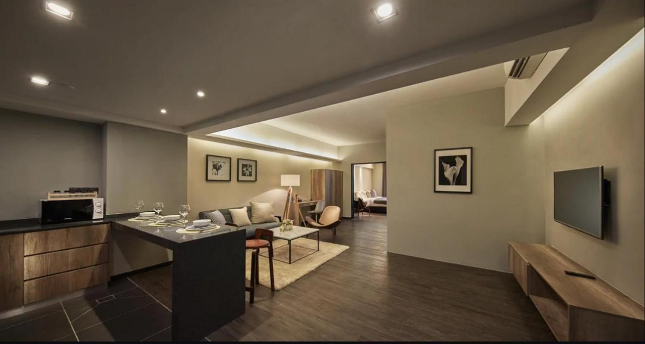 Tropics Eight Suites George Town Dış mekan fotoğraf